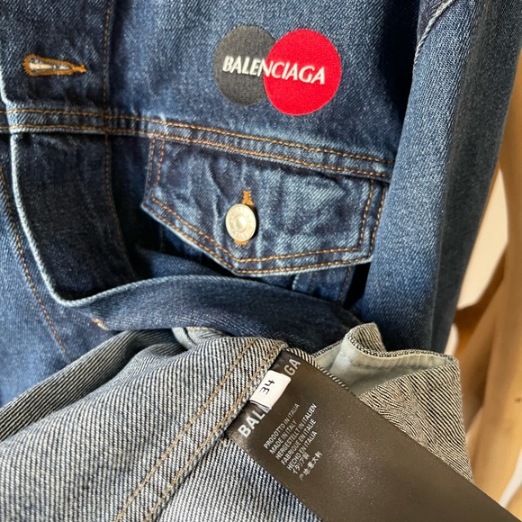 BALENCIAGA
Oversized embroidered faded denim - Picture 9 of 15